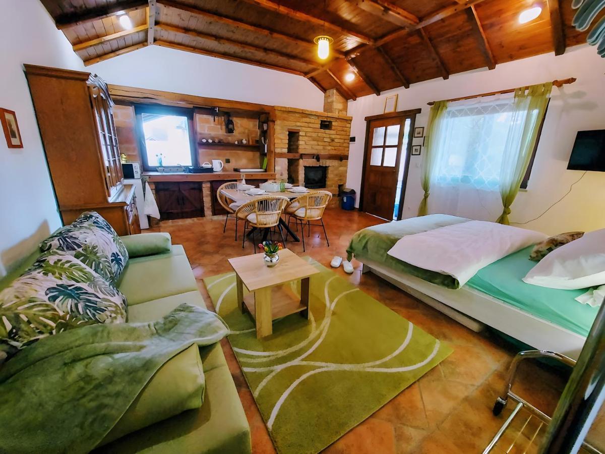 Studio Apartman Buteo Ястребарско Экстерьер фото