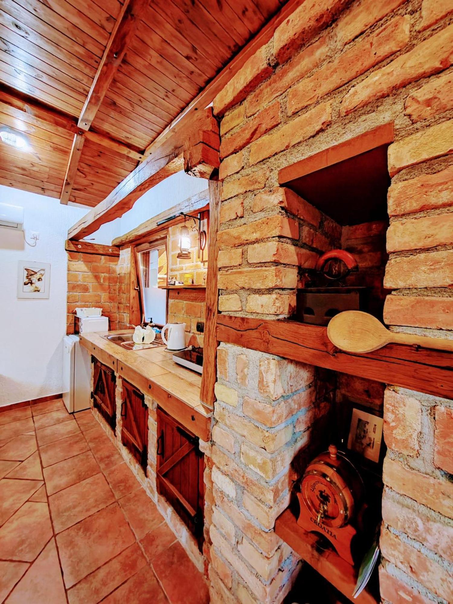 Studio Apartman Buteo Ястребарско Экстерьер фото